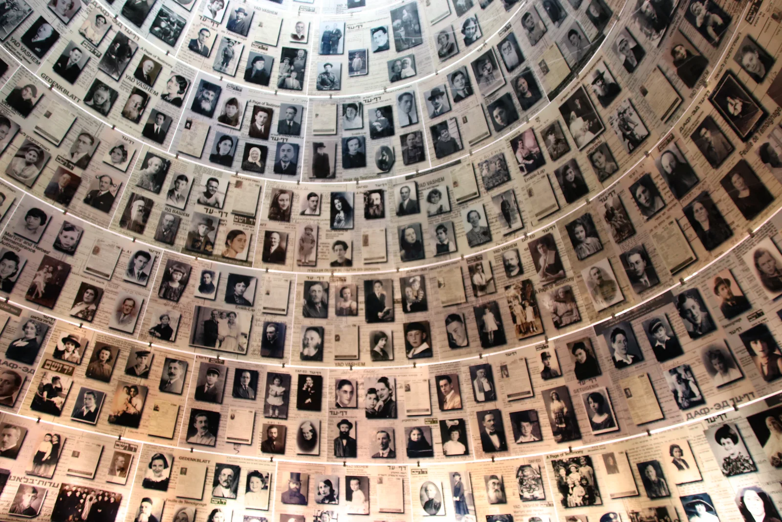 Фотографии жертв Холокоста в мемориале Яд Вашем.
